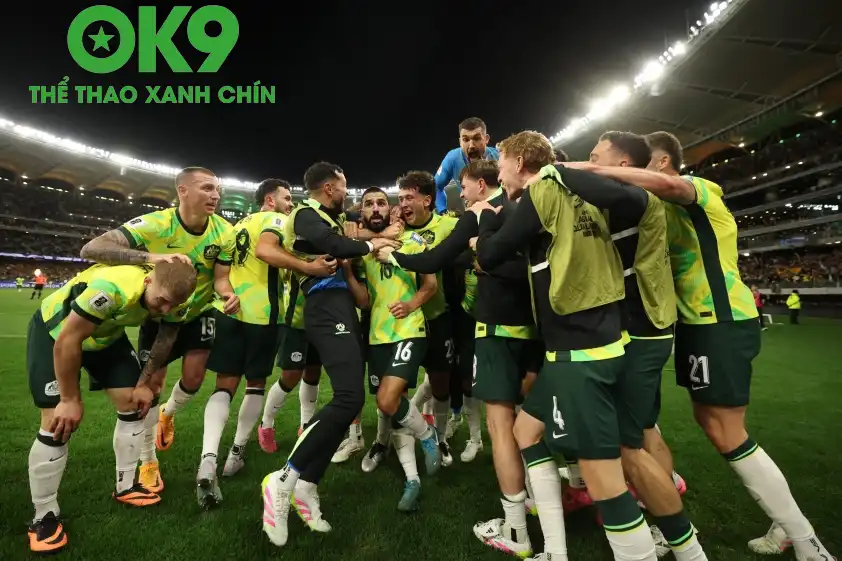 Niềm vui của các cầu thủ Úc sau bàn thắng quý như vàng vào lưới Nhật Bản. (Ảnh: Internet) Niềm vui của các cầu thủ Úc sau bàn thắng quý như vàng vào lưới Nhật Bản. (Ảnh: Internet)